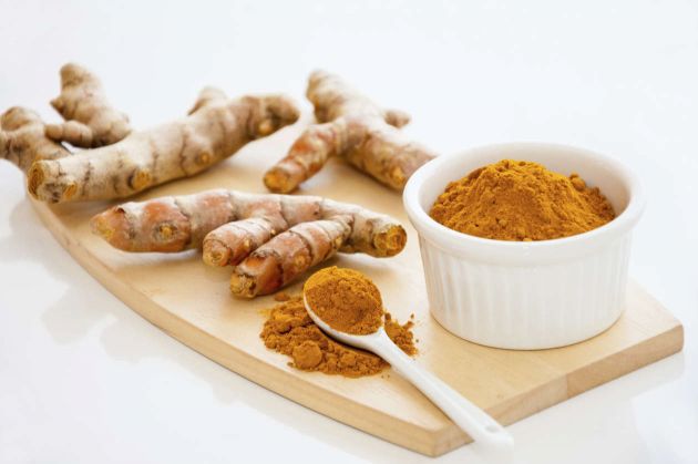 8 benefícios do chá de cúrcuma e como prepará-lo