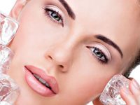 Tratamento facial com gelo para o rejuvenescimento da pele