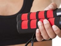 Pular corda emagrece? Conheça os benefícios dessa prática