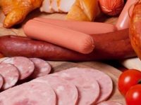 Carne processada aumenta o risco de câncer de estômago, diz estudo
