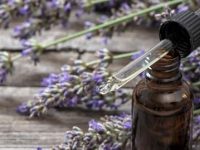 8 incríveis benefícios do óleo essencial de lavanda para a saúde
