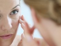 8 hábitos comuns que causam rugas e o envelhecimento da pele