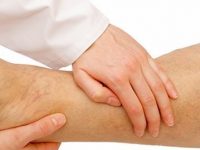 Causas e tratamentos de mãos e pés inchados ao acordar