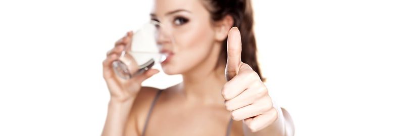 10 incríveis benefícios de beber água em jejum