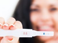 Saiba como funciona e como usar o teste de gravidez de farmácia, online e caseiro