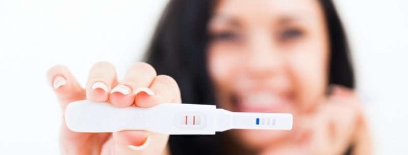 Saiba como funciona e como usar o teste de gravidez de farmácia, online e caseiro