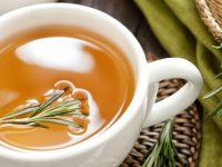 Receita e benefícios do chá e do óleo de alecrim para a saúde