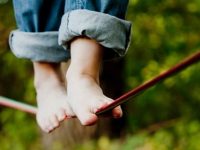 Benefícios do slackline para a saúde e dicas para praticá-lo